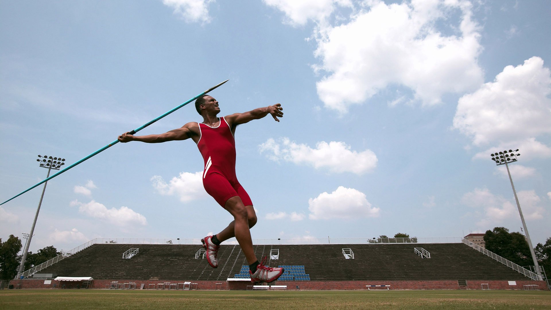 “东安湖体育公园：水上龙舟竞速，选手决战激流”